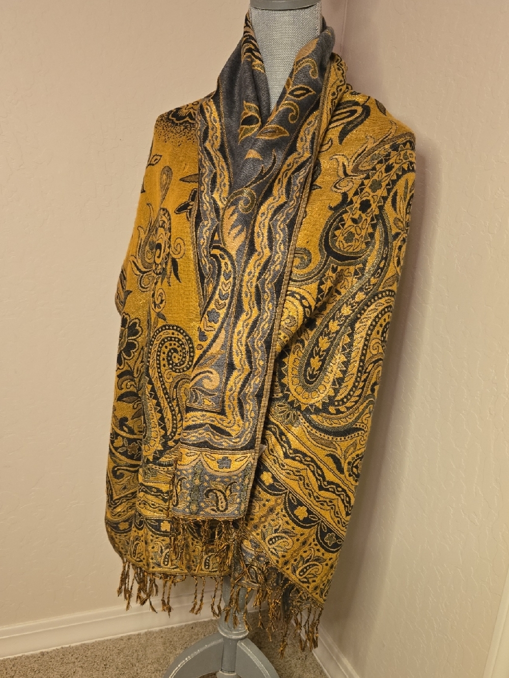 Reversible Paisley Jacquard Shawl / Pashima
